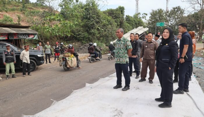 Walikota Eva Dwiana Tinjau Proses Perbaikan Jalan di Kecamatan Sukabumi